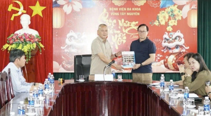 Ông Nay Phi La, Giám đốc Sở Y tế trao quyết định cho ông Nguyễn Ngọc Thịnh (phải). Ảnh: Sở Y tế Đắk Lắk.