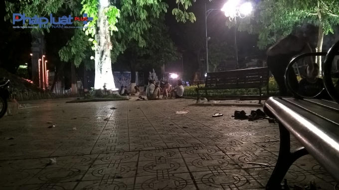 Thậm chí có đêm, khách ngồi ở hàng quán nước mang loa, đài bật nhạc to, vang vọng cả khu vực Hồ Gươm.