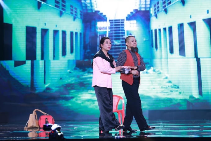 Cùng đưa nhau vào nhà