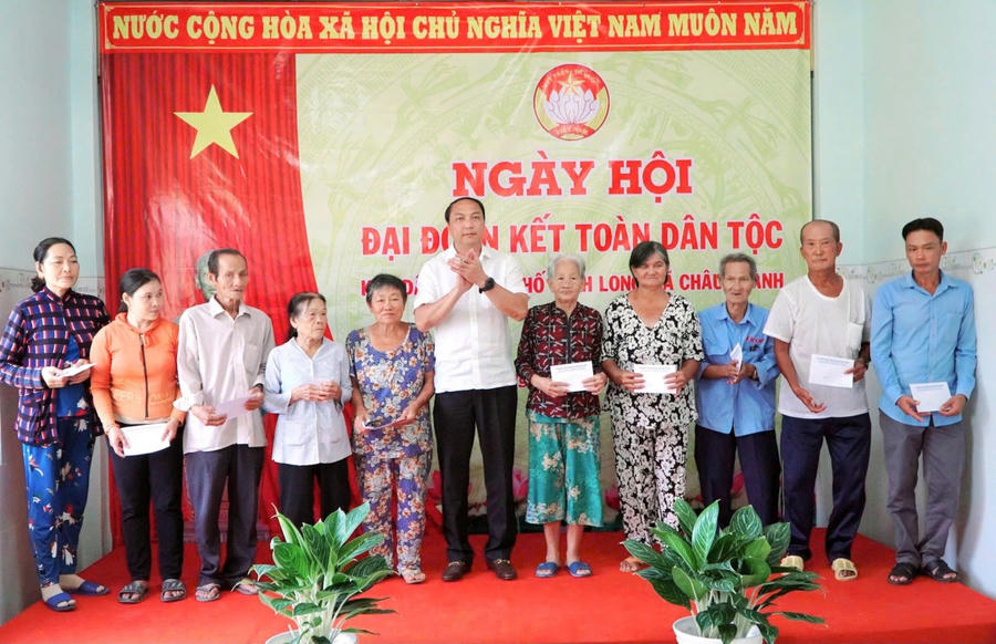 Phó Bí thư Tỉnh ủy An Giang Lâm Minh Thành tặng quà người dân khu phố Minh Long, xã Châu Thành, tỉnh An Giang