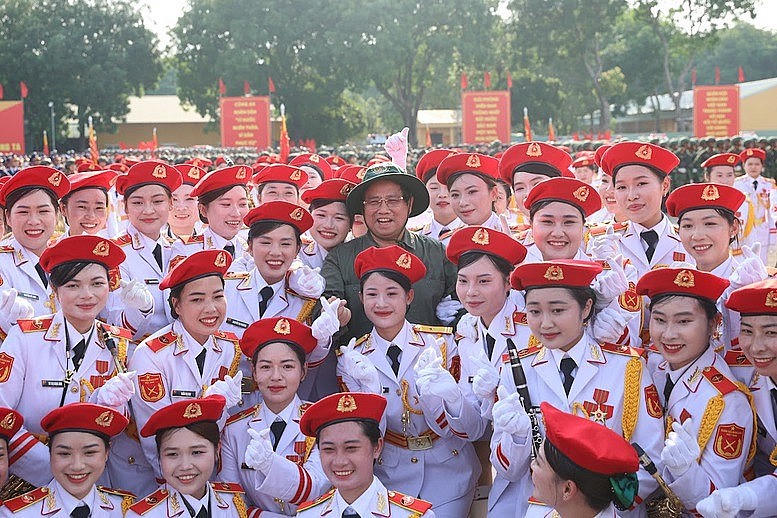 Thủ tướng chụp ảnh lưu niệm.