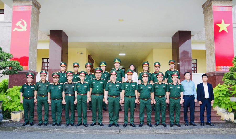 Thủ trưởng Bộ Quốc phòng, Quân khu 7 và lãnh đạo Bộ CHQS Đồng Nai tại trụ sở Bộ CHQS tỉnh.