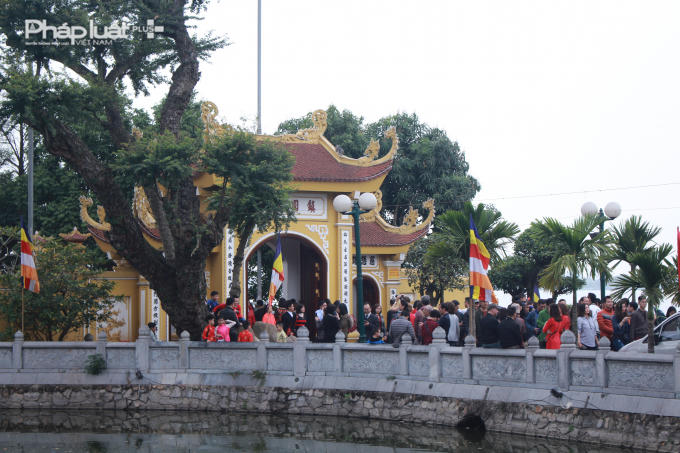 Lối cổng Tam quan vào chùa Trấn Quốc chật kín người.