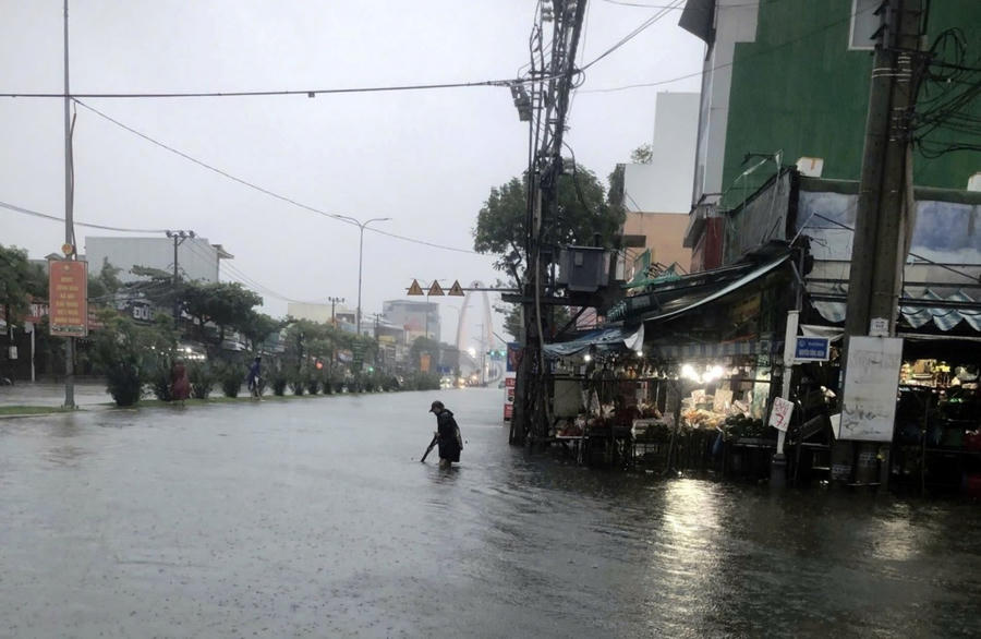 Mưa lớn kéo dài khiến nhiều tuyến phố ở trung tâm TP Đà Nẵng ngập sâu.