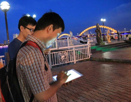 Giới trẻ Đà Nẵng chơi Pokemon Go ở vỉa hè đường Bạch Đằng.