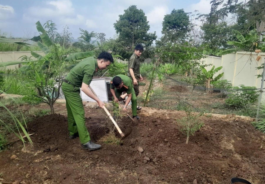 CBCS Công an trồng cây tại các trụ sở làm việc của Công an xã, phường trên địa bàn.