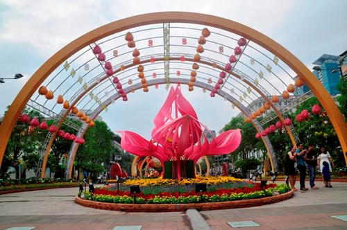 Làm nền cho đại cảnh “Xuân sum họp” là giàn đèn lồng ngày xuân cao từ 8m – 10m, rộng 10m – 11m với khoảng 108 chiếc đèn lồng được thiết kế riêng cho Đường hoa 2017 với những gam màu rực rỡ đón chào xuân Đinh Dậu đầy may mắn.