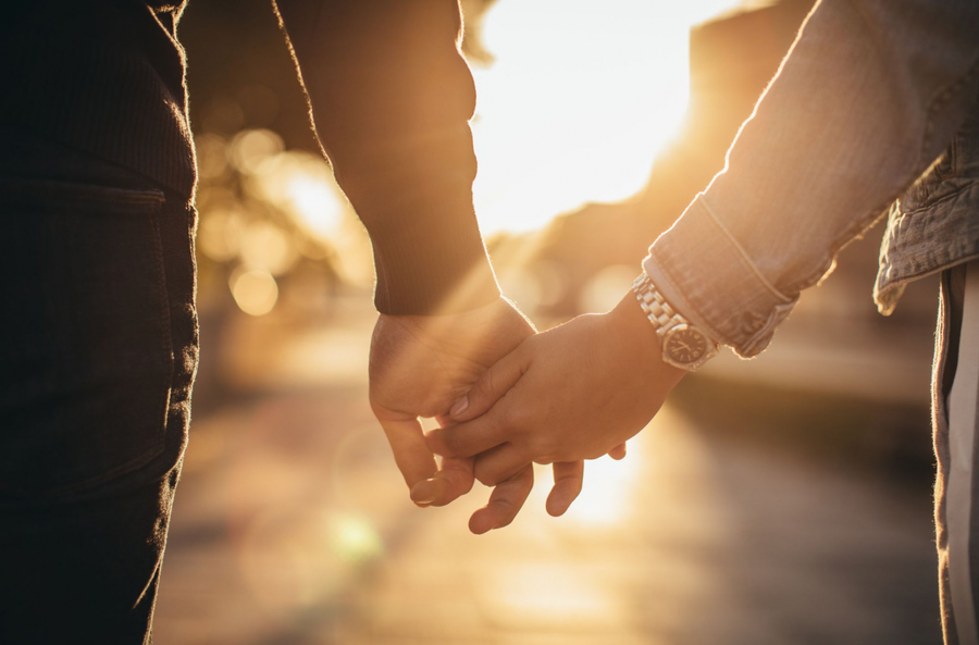 Một khi tình yêu còn vững bền, người ta sẽ cùng nhau vượt qua mọi thử thách. Ảnh minh họa