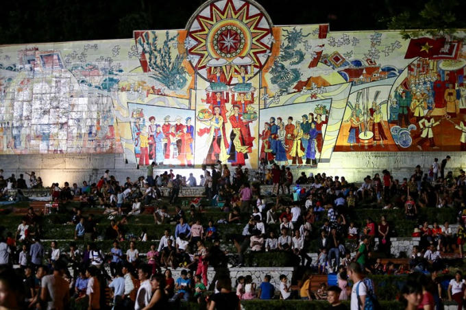 “Mâm cơm tri ân” tại gia là một nét mới trong công tác tổ chức lễ hội Đền Hùng năm nay. Mỗi gia đình tự làm một mâm cơm tri ân đức Vua Hùng, nhường cơm cho các du khách khắp nơi về dâng hương tưởng nhớ Vua Hùng.