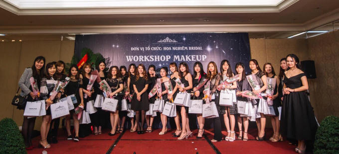 Khán giả tham gia còn được nhận được những quà tặng hấp dẫn đến từ Hoa Nghiêm Bridal.