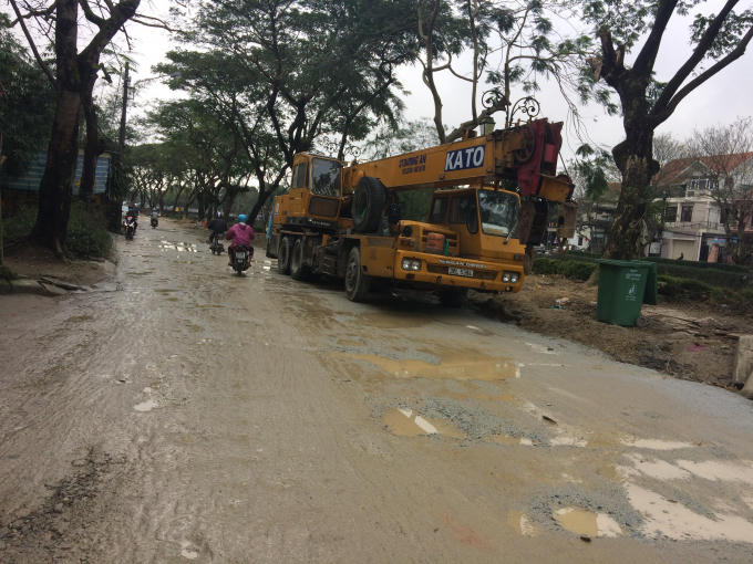 Cận cảnh con đường lầy lội Phan Đình Phùng.