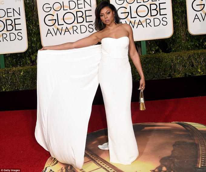 Diễn viên Taraji P. Henson nổ bật trên thảm đỏ với chiếc đầm trắng cúp ngực.