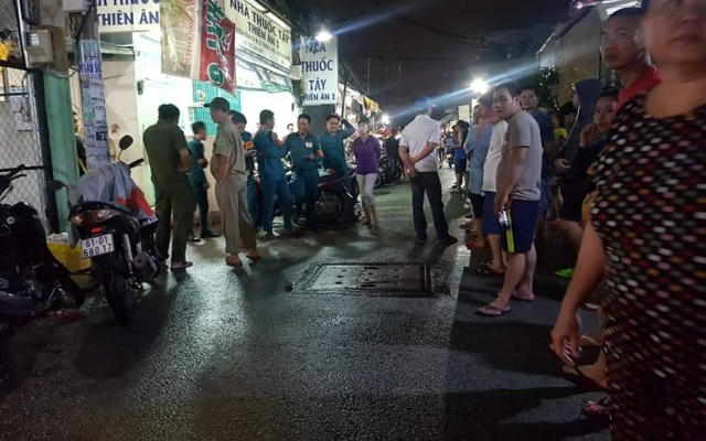 Nghi ngờ cụ bà 78 tuổi cất giữ tài sản trong người, kẻ giữ tay, kẻ dùng dao đâm