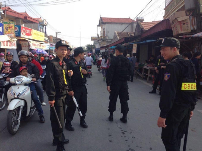 Lực lượng CSCĐ trải khắp các nẻo đưởng dẫn tới chợ Viềng phân luồng giao thông, đảm bảo an ninh trật tự tại đây.