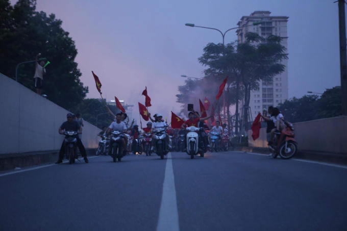 Cổ động vi&ecirc;n vẫn ăn mừng d&ugrave; Olympic Việt Nam thua trong trận tranh huy chương đồng