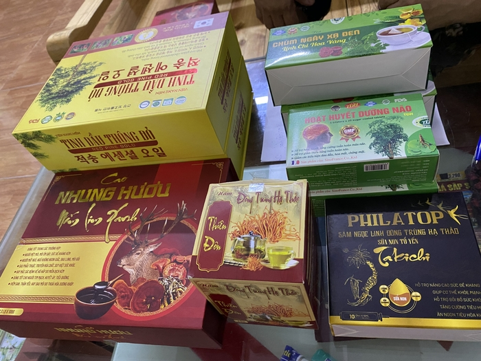 Thực phẩm chức năng được các đối tượng giới thiệu, “tặng” và bán. Ảnh: Phương Thùy