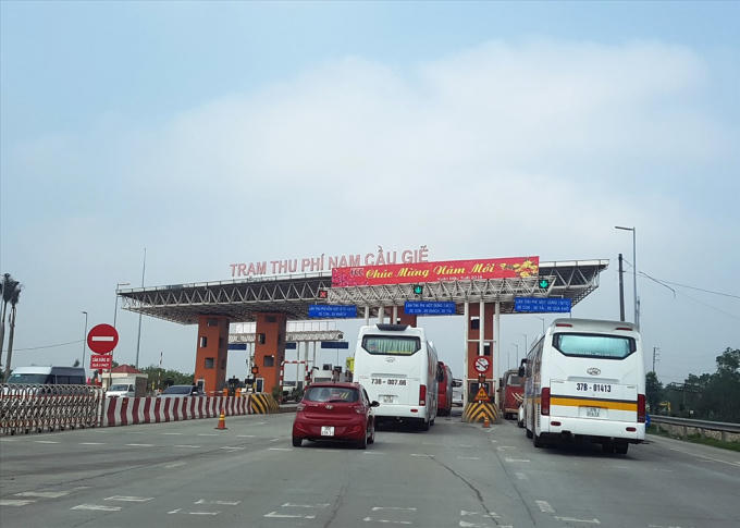 Trạm BOT Nam Cầu Giẽ án ngữ ngay trên QL1.