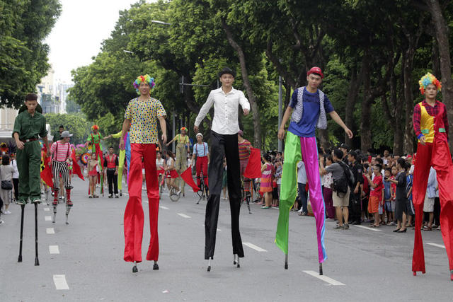 Các nghệ sĩ trình diễn cà kheo.