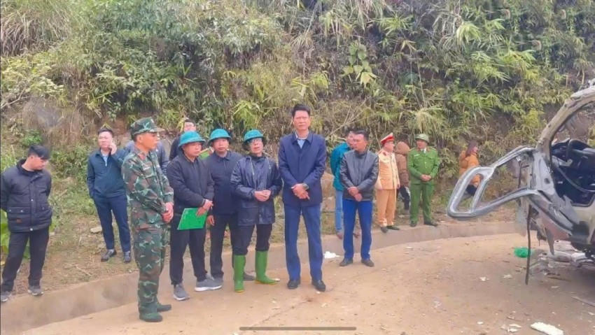 Ông Nguyễn Thế Phước, Phó Chủ tịch Thường trực Ủy ban nhân dân tỉnh Lào Cai trực tiếp chỉ đạo công tác cứu nạn, cứu hộ tại hiện trường. (Ảnh: Công an Lào Cai).