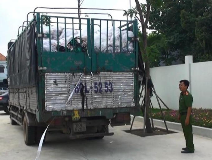 Chiếc xe tải bị bắt quả tang khi đang chở hơn 4 tấn chất thải rác thải công nghiệp đổ ra môi trường.