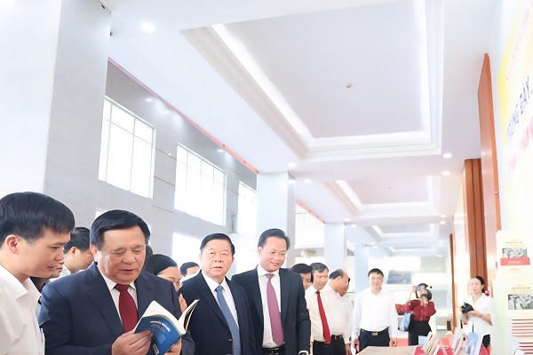 Các đại biểu tham quan những cuốn sách và tư liệu về Tổng Bí thư Nguyễn Văn Linh.
