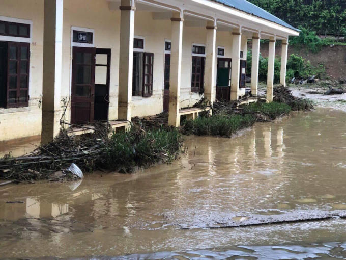 Bùn, rác ngập sân trường sau khi cơn lũ đi qua.