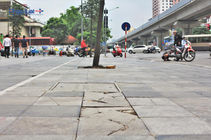 Vỉa hè đường Nguyễn Trãi được lát đá tự nhiên đều xuất hiện tình trạng xuống cấp, nhan nhản vết nứt, vỡ gạch, bề mặt vỉa hè lồi lõm, lởm chởm.