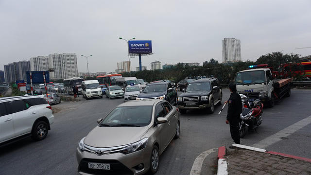 Tại đầu cao tốc Pháp Vân - Cầu Giẽ, lực lượng chức năng không cho phương tiện đi thẳng để vào nội thành mà buộc phải rẽ phải một đoạn mới được quay đầu nhằm tránh ùn tắc tại nút giao với đường Giải Phóng.