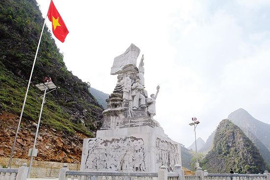 Tượng đài tôn vinh những công nhân, TNXP làm con đường Hạnh phúc được đặt trên đường dẫn đến đỉnh Mã Pì Lèng Ảnh: Trường Phong