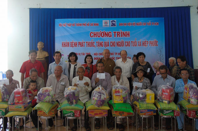 Kết hợp với Đoàn từ thiện thiện nguyện TP HCM, Hội người cao tuổi khám bệnh, phát thuốc cho 200 lượt bệnh nhân. Phát 200 phần qua cho người cao tuổi xã Hiệp Phước, Nhà Bè.