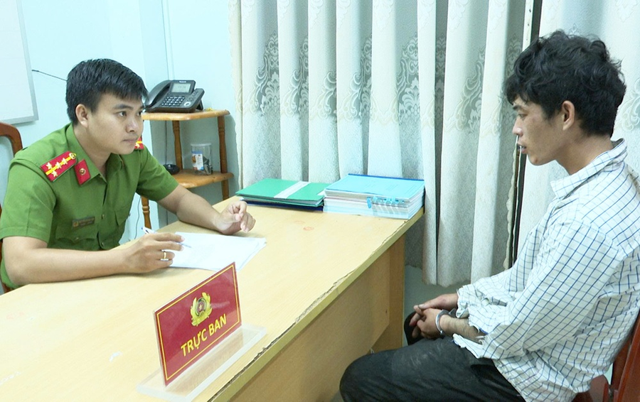 Cán bộ đang ghi lời khai ban đầu đối tượng Phạm Văn Nhị