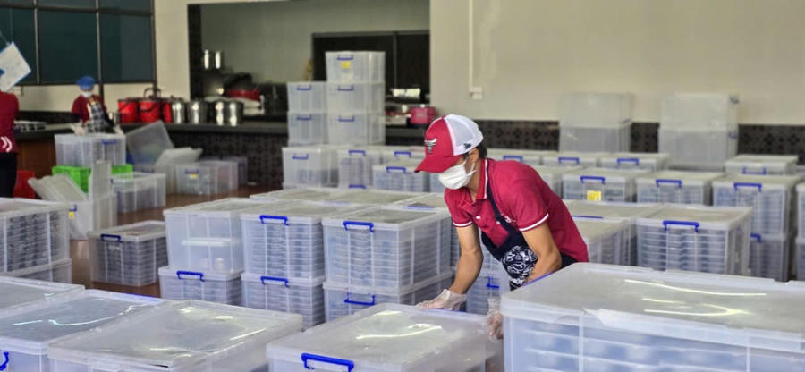 Tất cả các suất ăn đều được đóng vào thùng nhựa có nắp đậy cận thận để vận chuyển đến các trường.