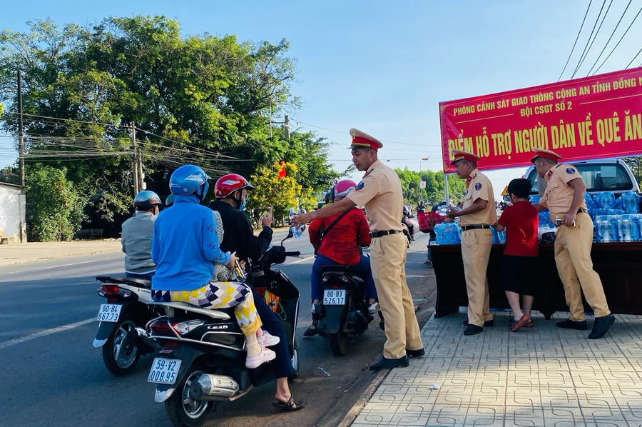 Được biết, đơn vị sẽ tiếp tục tổ chức phát nước, bánh mì và khăn lạnh cho người dân đến hết ngày 30 và bắt đầu từ ngày mùng 4 Tết Nguyên đán CSGT sẽ tiếp tục phát cho người dân di chuyển qua địa bàn khu vực nhằm hỗ trợ người dân từ các tỉnh lân cận lên làm việc.