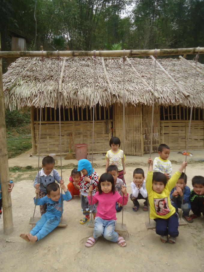 Lớp học của các em học sinh mầm non được làm từ tre, gỗ, mái tranh đơn sơ.
