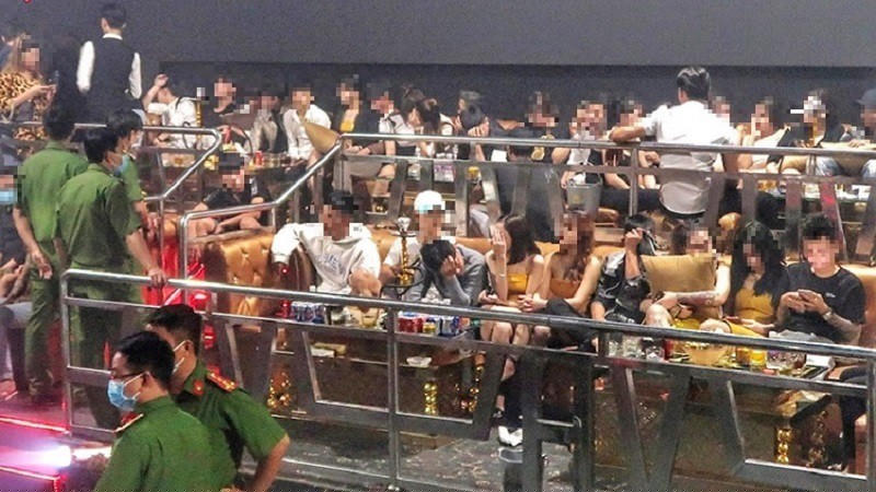 Công an kiểm tra toàn bộ số người trong quán bar (Ảnh: Văn Tuyên)