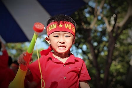 Một cổ động viên nhí...