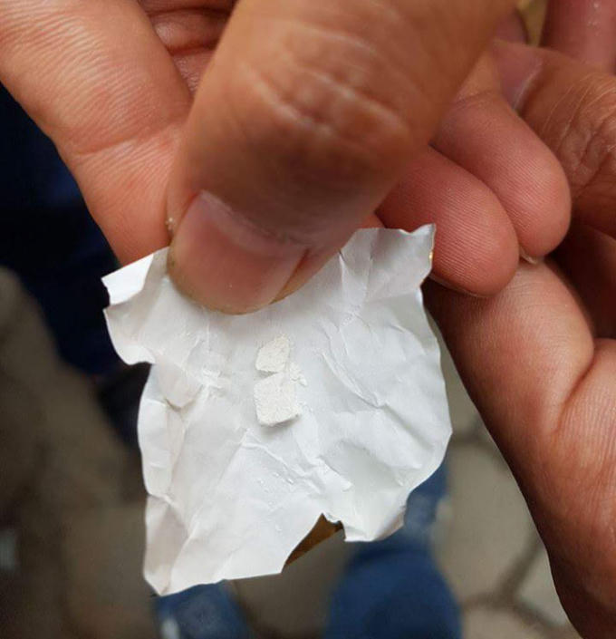 Bột trắng được nghi là heroin.