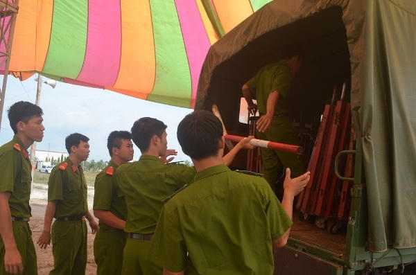 Khoảng 400 cảnh sát huy động bảo vệ an ninh phiên tòa.