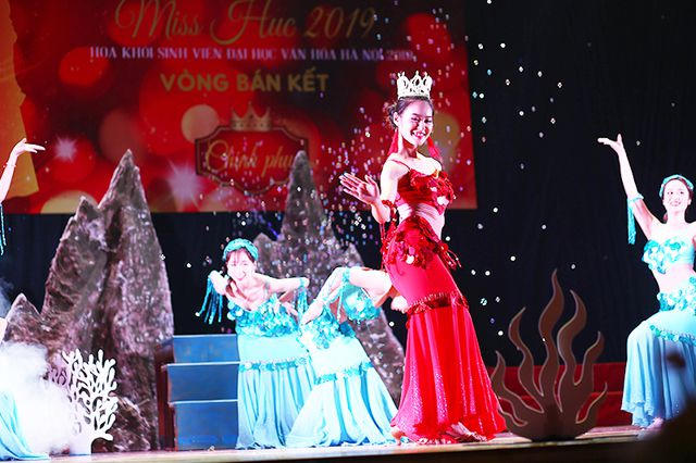 Nàng “công chúa thủy cung” Ngô Thị Vân nổi bật trong bộ trang phục lấp lánh, gương mặt xinh đẹp và thần thái biểu diễn chuyên nghiệp.