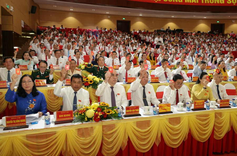 Các đại biểu tham gia biểu quyết