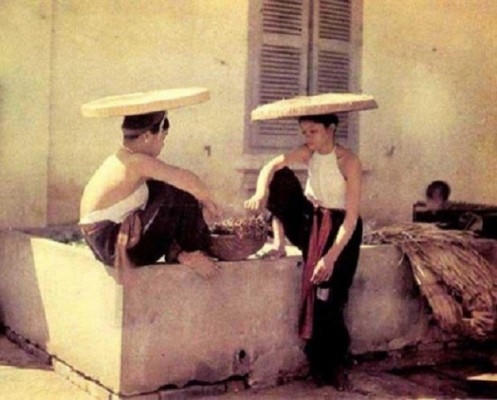 Tiêu chuẩn đẹp thời đó với những thiếu nữ đó chính là phải thắt đáy lưng ong.