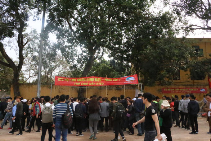 Giới trẻ th&iacute;ch th&uacute; diện &aacute;o d&agrave;i tứ th&acirc;n đi trẩy hội Lim