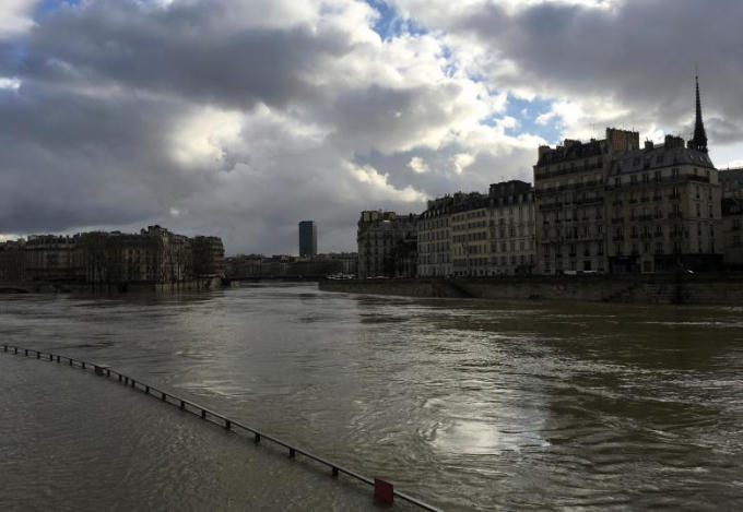 Chính quyền Paris ra thông báo khuyến cáo người dân cũng như khách tham quan Paris không nên đến gần bờ sông khi mực nước đang lên nhanh.