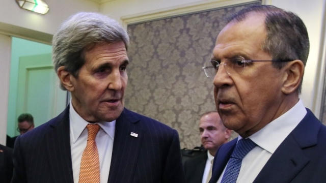 Ngoại trưởng Hoa Kỳ John Kerry (trái) bà Ngoại trưởng Nga Sergei Lavrov (phải). (Ảnh:TASS)