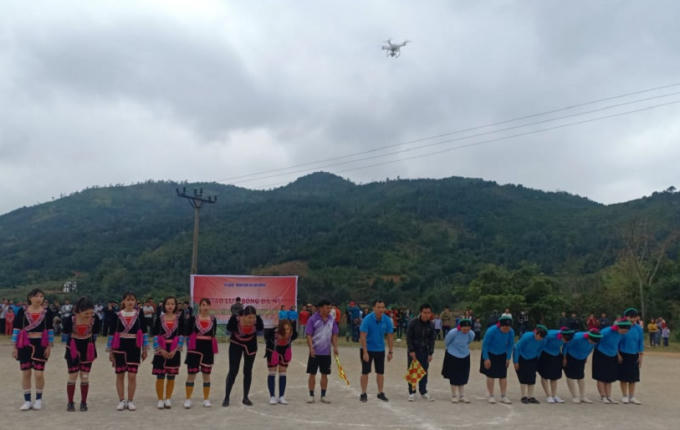 Cả hai đội chào các cổ động viên.