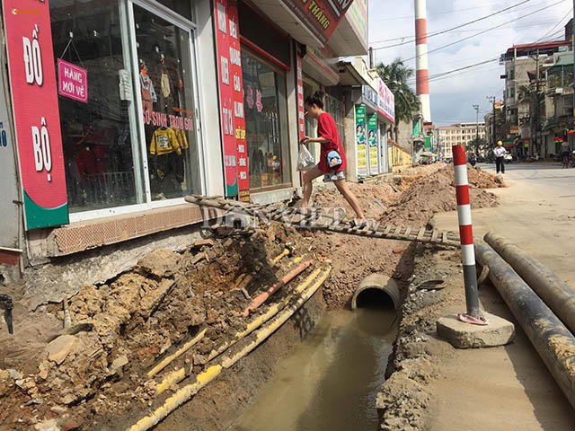 Người dân phải tự làm cầu gỗ trèo vào nhà.