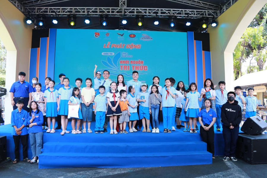 Ban tổ chức cùng các em học sinh tại lễ phát động cuộc thi “Khơi nguồn tri thức” lần 3 năm 2024.