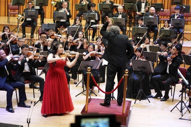 Nghệ sĩ violin Sarah Dragan trong hòa nhạc Tchaikovsky Night