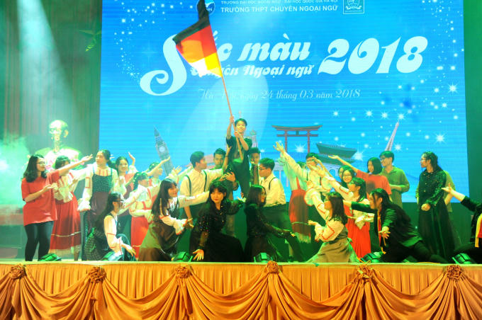  Chương trình với nhiều tiết mục đặc sắc, đại diện cho 7 thứ tiếng mà các em theo học.