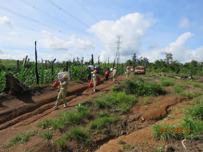 Chi đo&agrave;n Truyền tải điện Đắk Lắk trao qu&agrave; quy&ecirc;n g&oacute;p ủng hộ cho học sinh